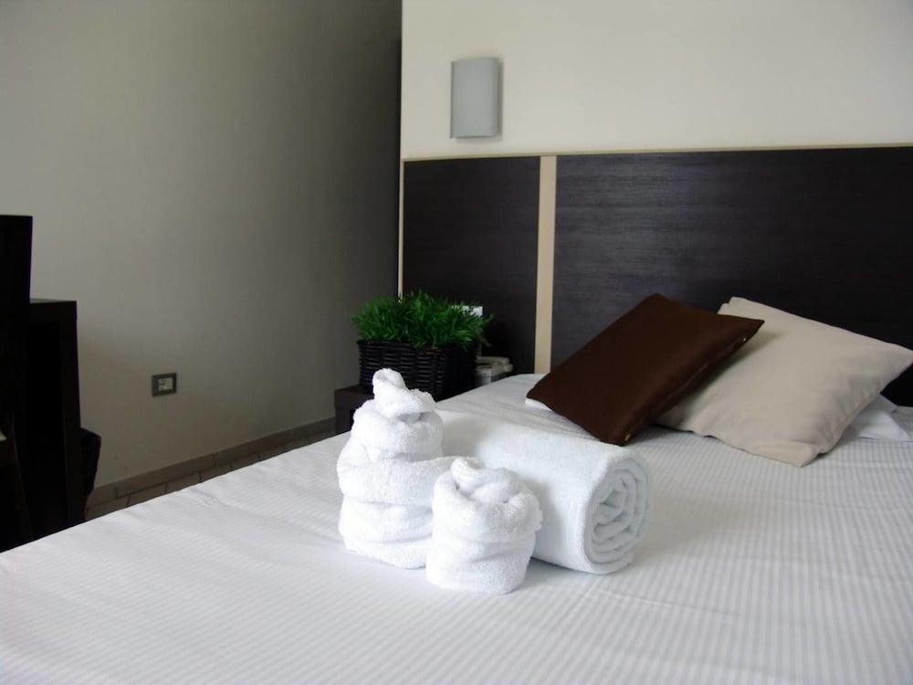 Hotel Paradise Airport Forli Exterior photo