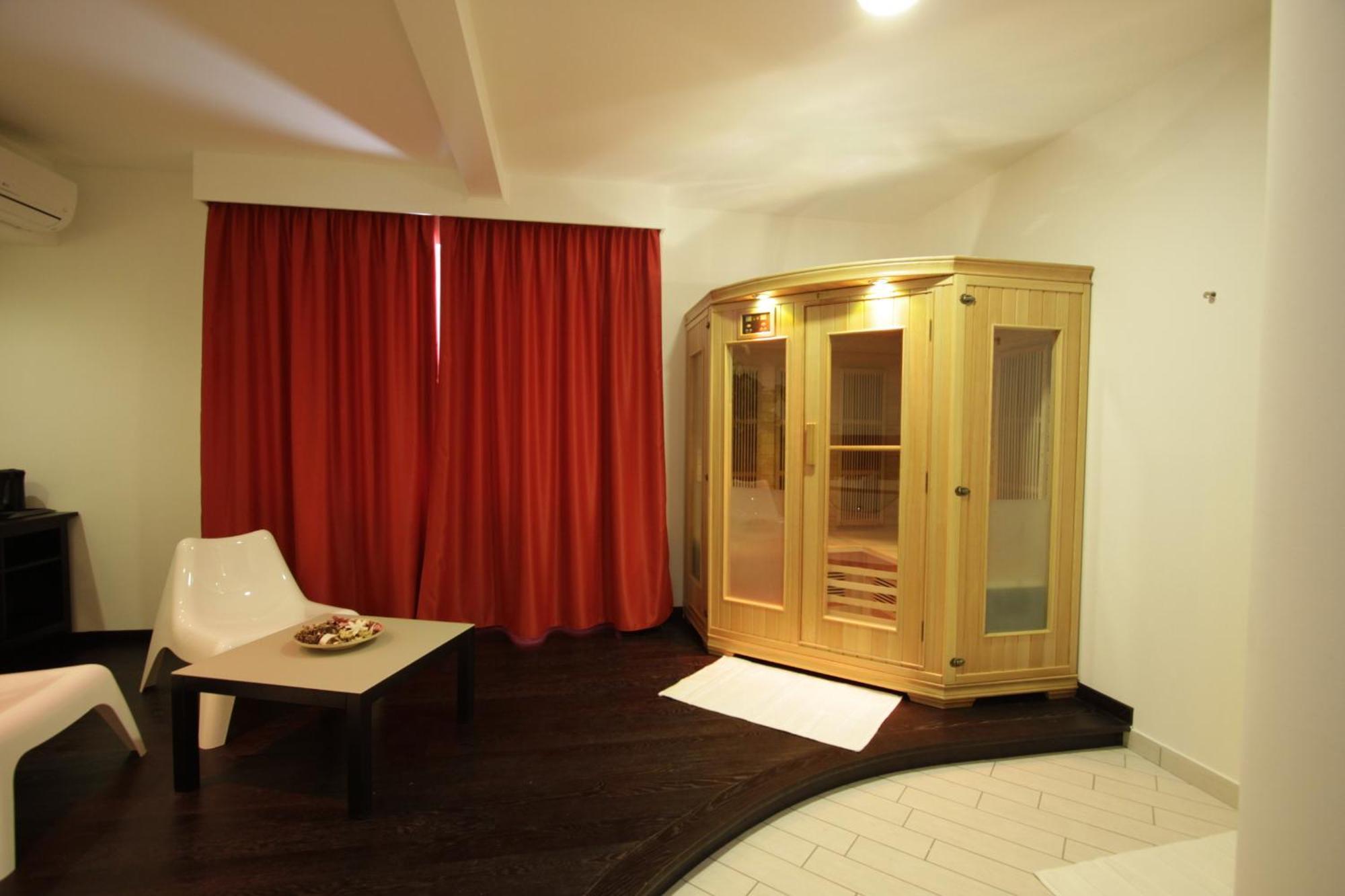 Hotel Paradise Airport Forli Exterior photo