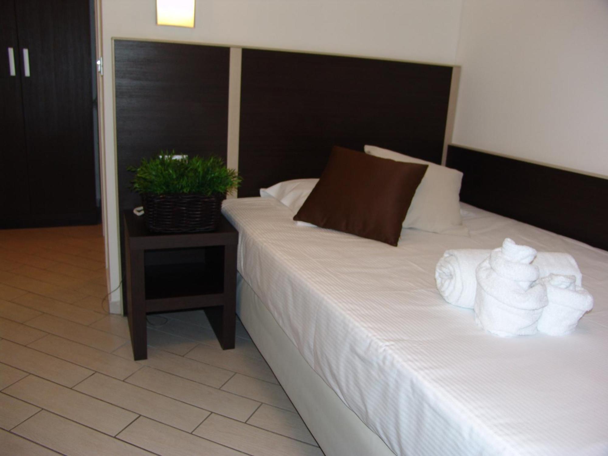 Hotel Paradise Airport Forli Room photo